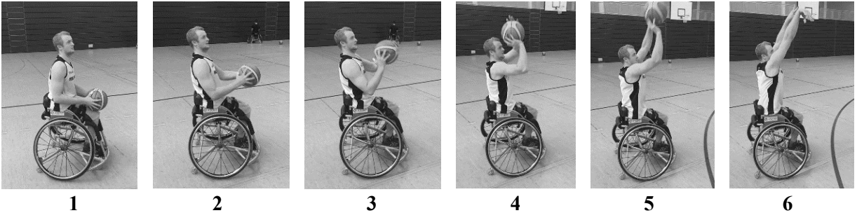 Person im Rollstuhl macht in sechs Bildern einen Basketballwurf in einer Sporthalle.